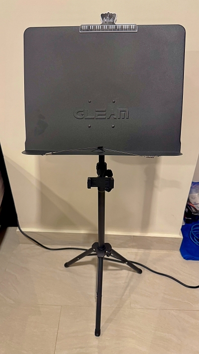 Gleam Music stand assembled with the Phone holder mounted